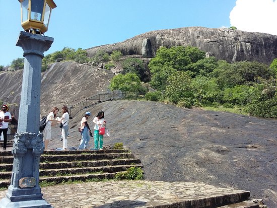 dambuula-cave-temple
